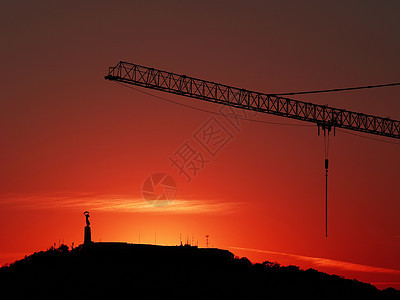 日落时匈牙利布达佩斯自由雕像红色风景建筑学天空戏剧性纪念碑地标旅游爬坡雕塑图片