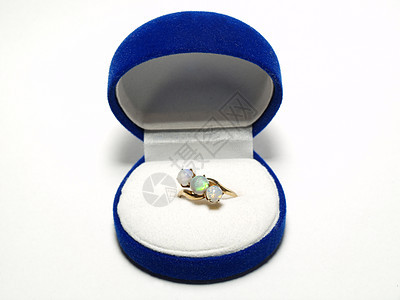 环在一个蓝盒子里戒指珍珠首饰宝石钻石婚姻珠宝艺术石头装饰品图片