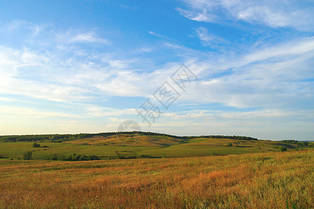 美丽的有山的夏月风景山脉天空叶子太阳城市荒野石头爬坡场地场景图片