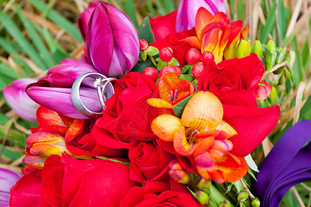 花朵上的结婚戒指婚纱新娘铂金订婚花束鲜花玫瑰装饰婚戒婚礼图片