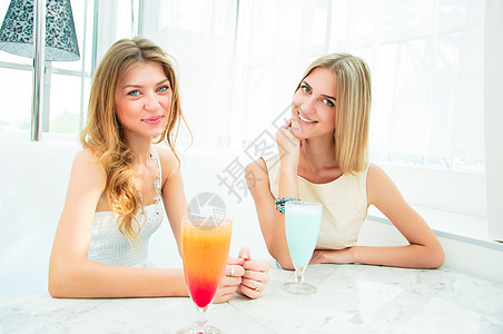 两个美丽的女人在咖啡厅聊天杯子食物购物中心法庭社交成人咖啡女性休息幸福图片