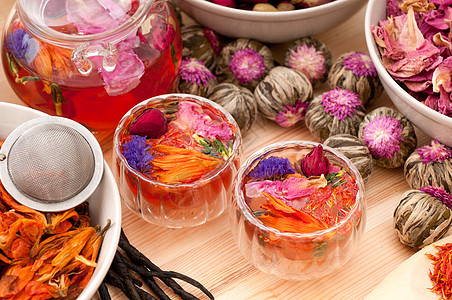 香草天然花卉茶和干花叶子植物玻璃芳香茶壶茶点食物酿造药品杯子图片