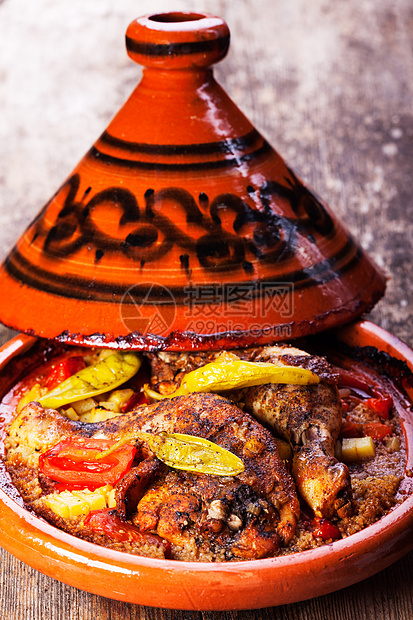 tajine 中的鸡腿木头小麦蔬菜牛肉制品香料盘子家禽食物土豆图片