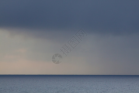 白海地平线下雨灰色天空海洋风暴水平图片