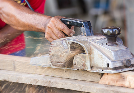 与电平板工一起工作的木匠木头雕刻师建造刨床芯片桌子职业日志体力劳动工匠图片