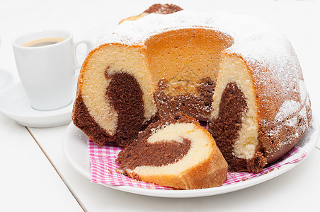 Gugelhupf 圆环蛋糕和咖啡面包早餐蛋糕甜点糕点食物大理石圆形海绵桌布图片