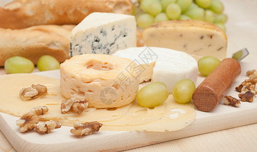 奶酪类美食奶制品木头桌子小吃蓝色团体羊乳自助餐木板图片