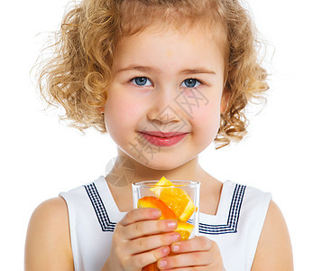 小女孩喝橘子汁的肖像眼睛茶点玻璃快乐孩子稻草头发橙子女孩童年背景图片