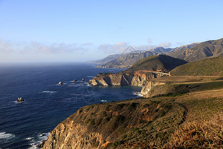 大南加利福尼亚海岸悬崖绿色植物海洋蓝色爬坡波浪岩石顶峰海拔图片