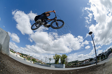 Bmx 大型空中跳跃车轮特技仇恨坡道天空危险风险挑战空气乐趣图片