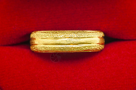 红色天鹅绒上的金环奢华珠宝庆典仪式盒子宝石案件戒指惊喜魅力图片