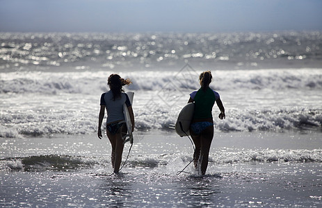 2个Surfer女孩图片