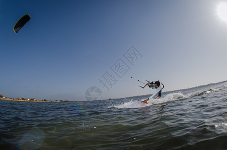 Kite 俯冲器木板海滩太阳男人冲浪者速度风筝支撑假期娱乐图片