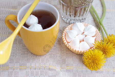 茶杯和鲜花糖果甜点茶碗酿造草本植物饮料食物输液玻璃植物图片