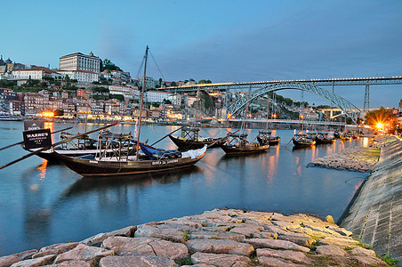 葡萄牙波尔图州杜罗河上的酒船图片