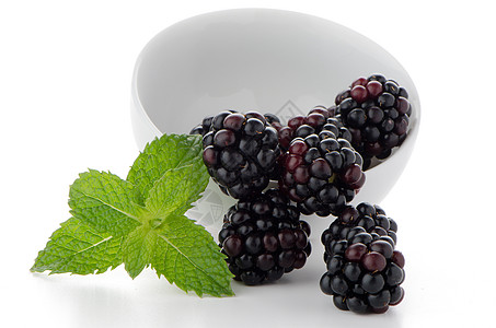 白碗黑莓紫色黑色甜食绿色叶子浆果图片