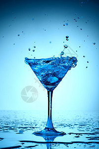 蓝鸡尾花饮料餐厅果汁蓝色酒杯水泡小瓶反射生活飞溅图片