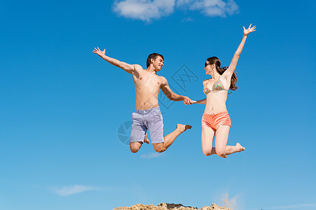 情侣一起跳跃男朋友女朋友时间女孩男性空气旋转女士恋人行动图片
