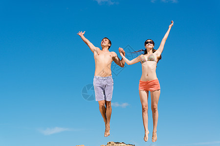 情侣一起跳跃自由男生旋转恋人女性女朋友男人空气幸福微笑图片