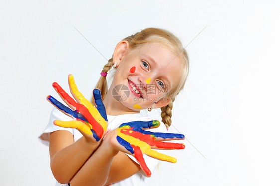 手上涂着油漆的幸福的孩子身份工艺创造力女孩教育乐趣指纹艺术艺术家童年图片