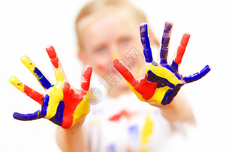 手上涂着油漆的幸福的孩子艺术家快乐幼儿园身份画家女孩教育手指乐趣童年图片