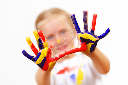 沾满颜料的手手上涂着油漆的幸福的孩子手指艺术女孩绘画画家艺术家幼儿园快乐创造力喜悦背景