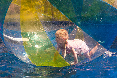 在 zorb 中子子滚球松紧带软糖橡皮运动空气假期波纹水池童年图片