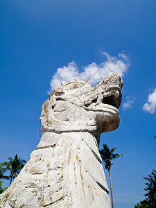 以传统Lanna风格制作的白色歌哈(Wat Pumin)图片
