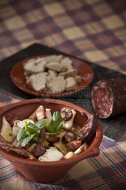 传统的葡萄牙传统食品烹饪桌子盘子熏肉熏制香肠面包文化陶器美食图片
