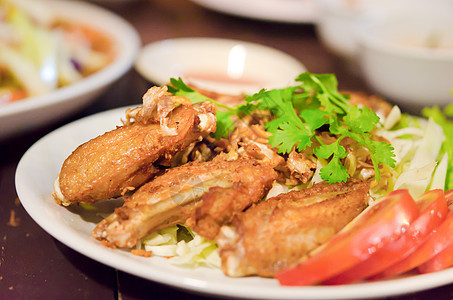 深炸鸡盘子蔬菜油炸食物美食小吃图片