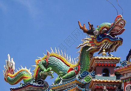 中国寺庙屋顶上多彩的神像栏杆旅游植物建筑学草地天空旅行历史公园叶子图片