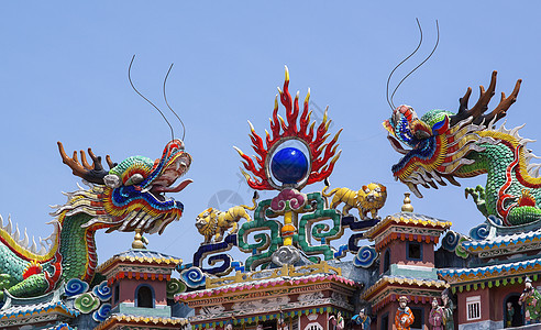 中国寺庙屋顶上多彩的神像天空栏杆植物蓝色旅游花园正方形草地公园建筑学图片