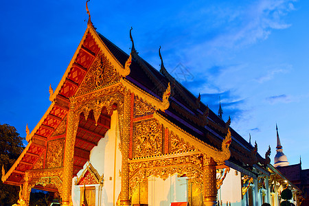 泰国清迈日落时的寺庙祷告地标雕塑雕像运气灯光场景建筑学古董旅行图片