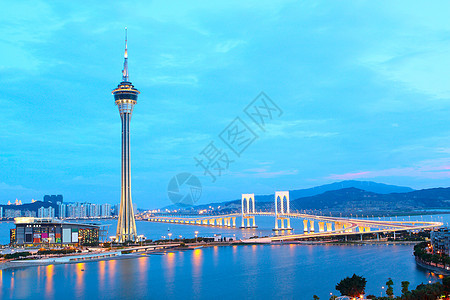 夜里市风与著名的旅行塔 在澳门河附近海浪天堂市中心场景天空反射景观建筑学摩天大楼大厦图片