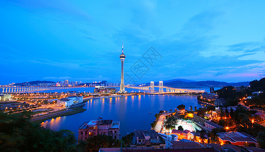 夜里市风与著名的旅行塔 在澳门河附近反射海浪景观首都场景蓝色建筑天空市中心建造图片