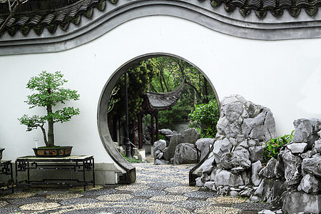 中国花园在香港的圆圈入口处绿色植物石头建筑植物历史性公园人行道冥想园林网关图片