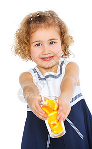 小女孩喝橘子汁的肖像营养玻璃食物眼睛童年孩子果汁快乐幸福橙子图片