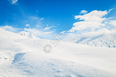 明亮的冬天天雪山太阳蓝色风景旅行山脉假期顶峰白色全景场景图片