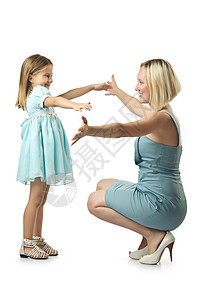 母亲与女儿在白边被孤立喜悦快乐女性乐趣白色拥抱幸福父母女士妈妈图片