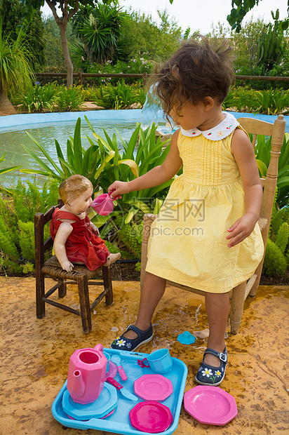 茶享受拉丁游戏婴儿女孩时间服务玩具公园孩子图片