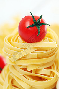 意大利面食和樱桃番茄图片