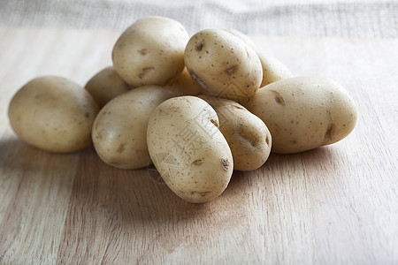 新土豆营养砧板蔬菜收成饮食淀粉块茎食物图片