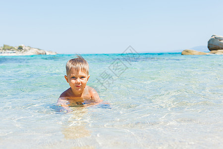 可爱的男孩在海上玩耍婴儿海岸海洋家庭孩子们假期孩子游泳微笑喜悦图片