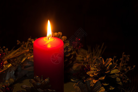圣诞节烛光水平手工松果静物装饰品点燃家常红色蜡烛背景图片