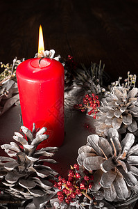圣诞节蜡烛点燃静物装饰品松果烛光家常手工红色图片