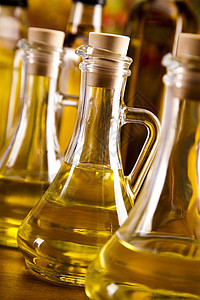橄榄油和橄榄绿色食物玻璃状宏观玻璃蔬菜饮食叶子黄色传统图片