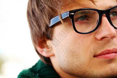 戴眼镜帅帅哥的花法快乐季节男人公园毛衣晴天眼镜照片学生微笑图片