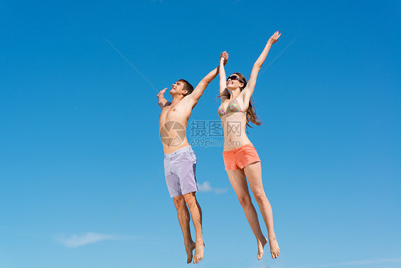 情侣一起跳跃恋人女朋友微笑幸福女性自由空闲夫妻场地成人图片