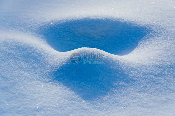 雪飘落 太阳最后的光芒气候蓝色雪花冻结雪堆天气森林阳光漂移水晶图片