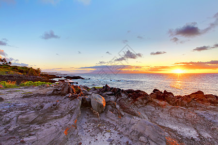 毛伊岛悬崖海岸与海洋接壤 夏威夷海岸线天空地平线蓝色风景绿色假期热带黑色沿海图片